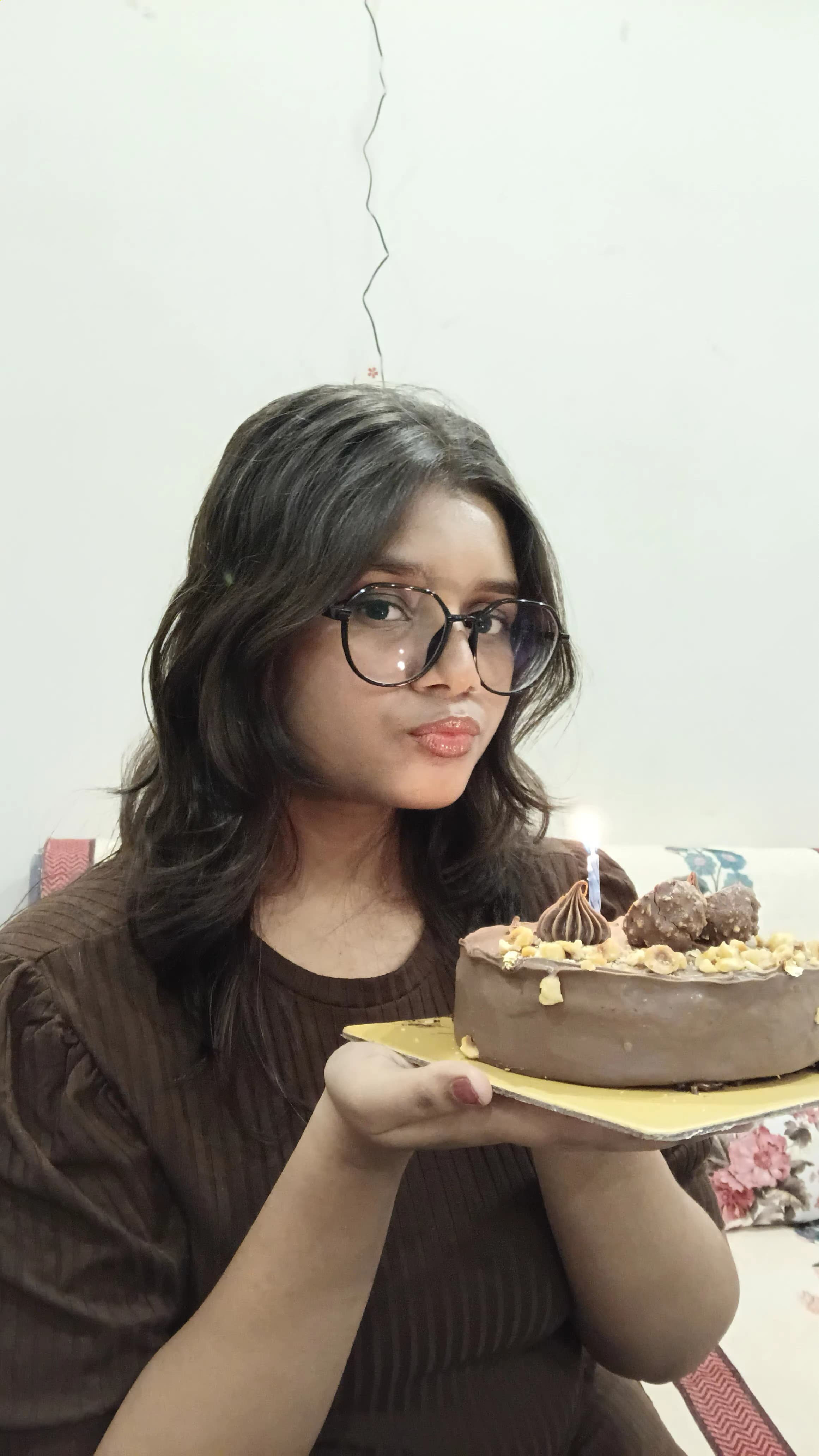 Cutekriti holding a cake
